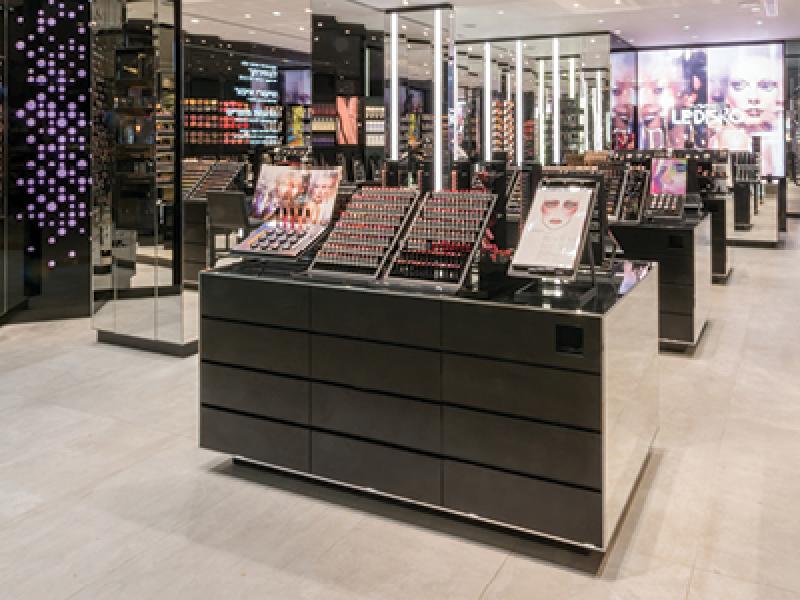 חנות של MAC. המותג מגייס לשורותיו רק אמני איפור מומחים