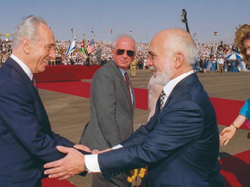 לוחץ יד לחוסיין מלך ירדן